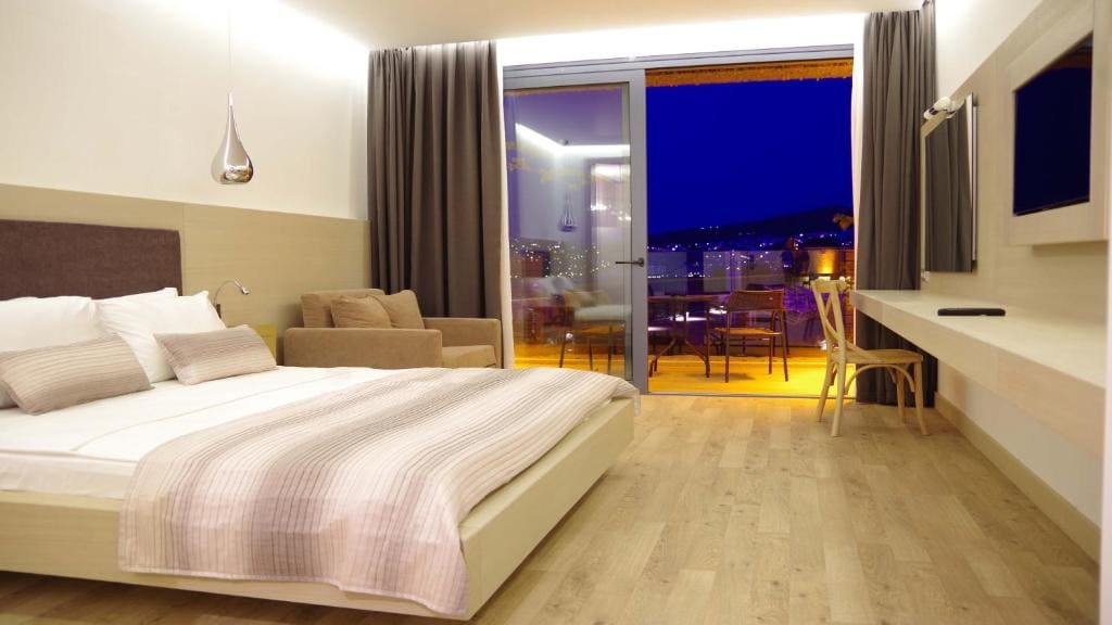 Deluxe Suite with Sea View room - Image 2