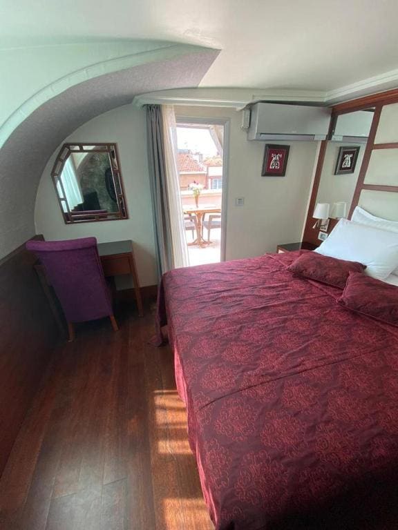 Single Room with Balcony room - Image 2