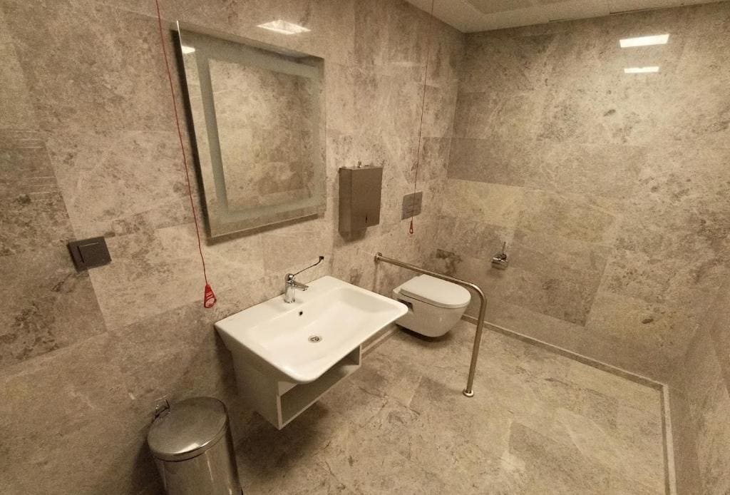 Queen Room with Roll-In Shower - Mobility/Hearing Accessible - Non-Smoking room - Image 2