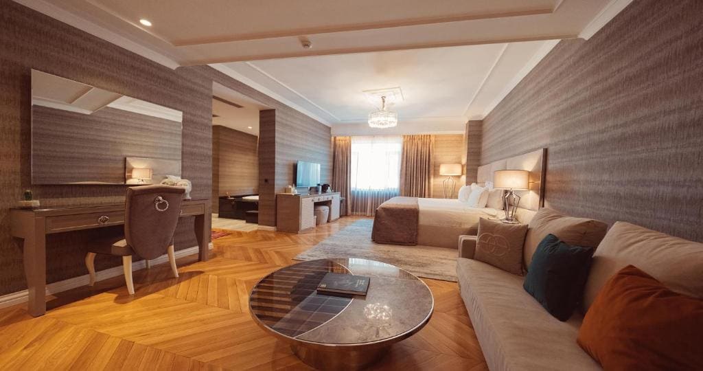Deluxe Suite with Jacuzzi room - Image 1