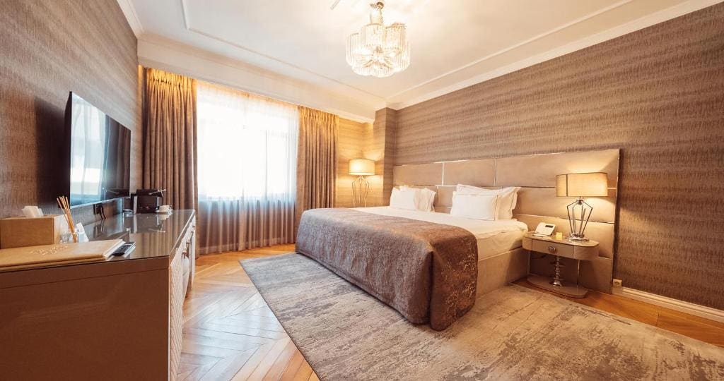 Deluxe Suite with Jacuzzi room - Image 2