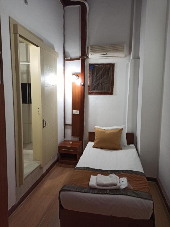 Single Private Hostel Room room - Image 3