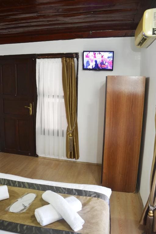 Ground Floor Small Double Room room - Image 1
