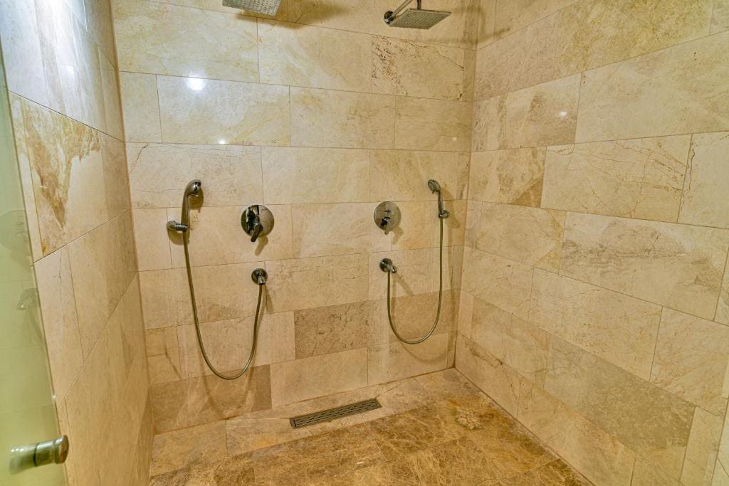 Premium Triple Suite room - Image 3