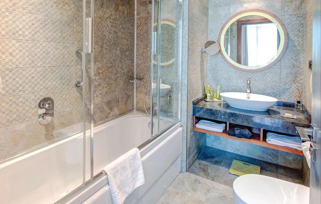 One-Bedroom King Suite room - Image 3