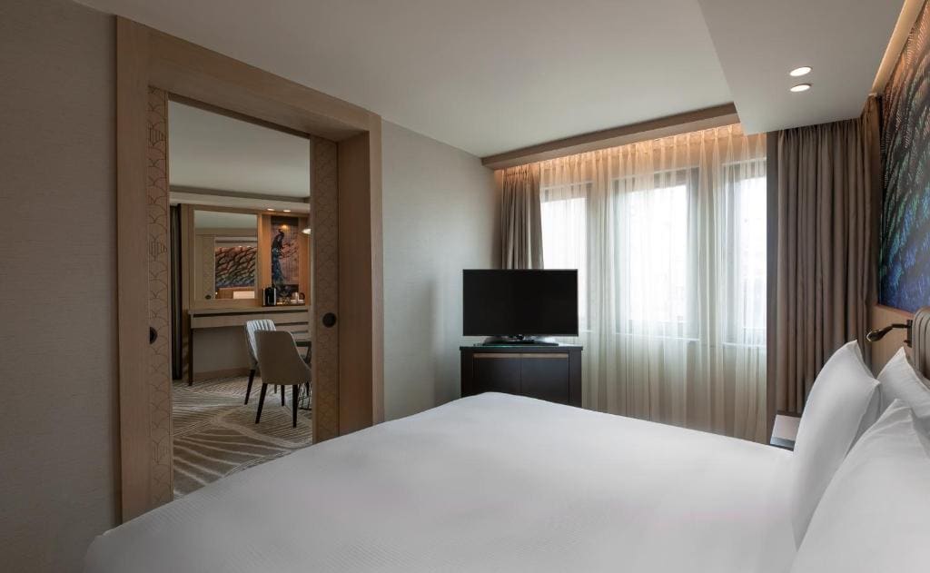 Deluxe One-Bedroom King Suite room - Image 1