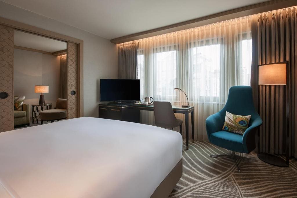 One-Bedroom King Suite room - Image 3