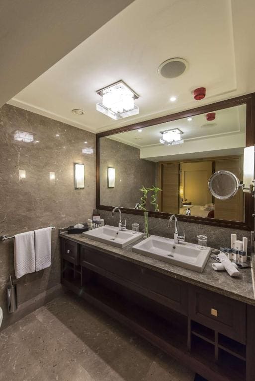 One-Bedroom King Suite room - Image 3