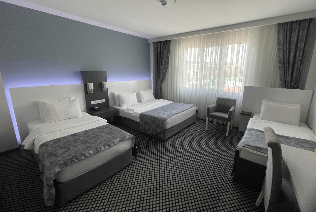 Standard Quadruple Room room - Image 1