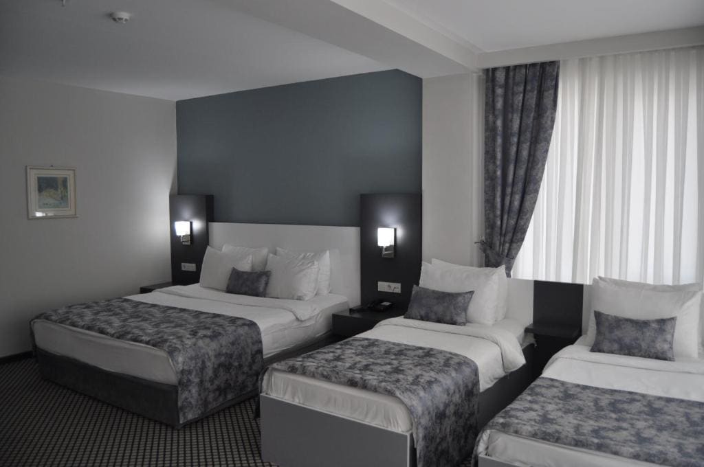 Deluxe Family Room room - Image 2