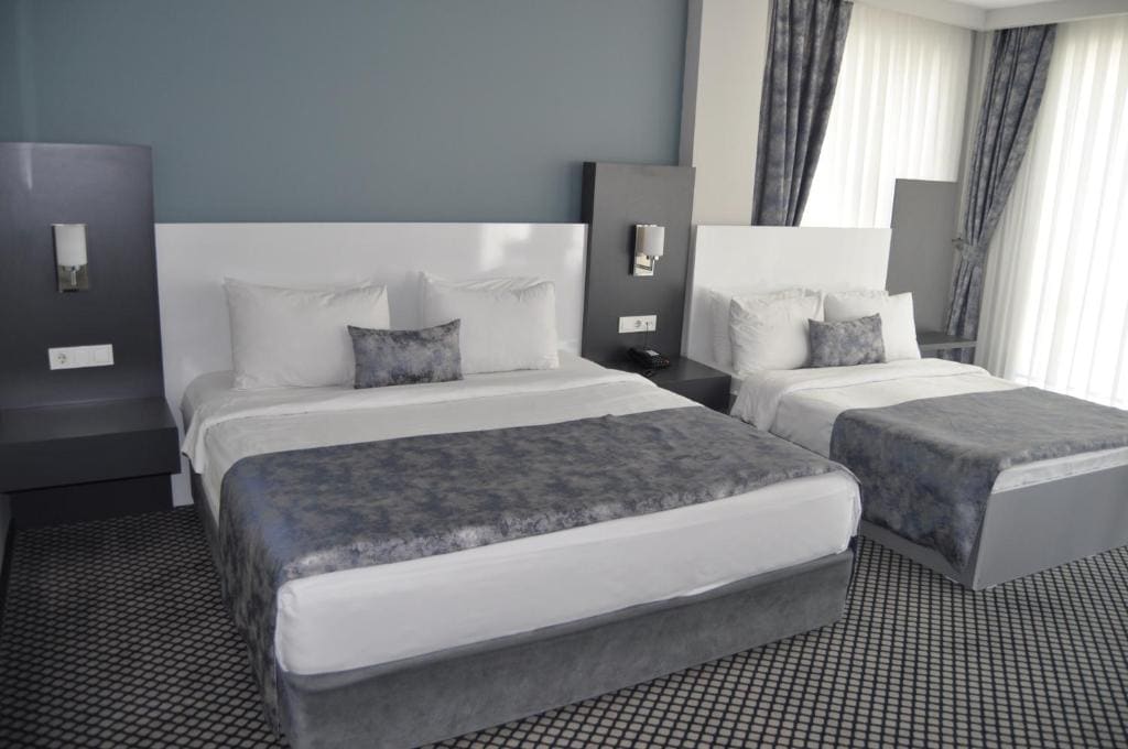 Deluxe Family Room room - Image 3