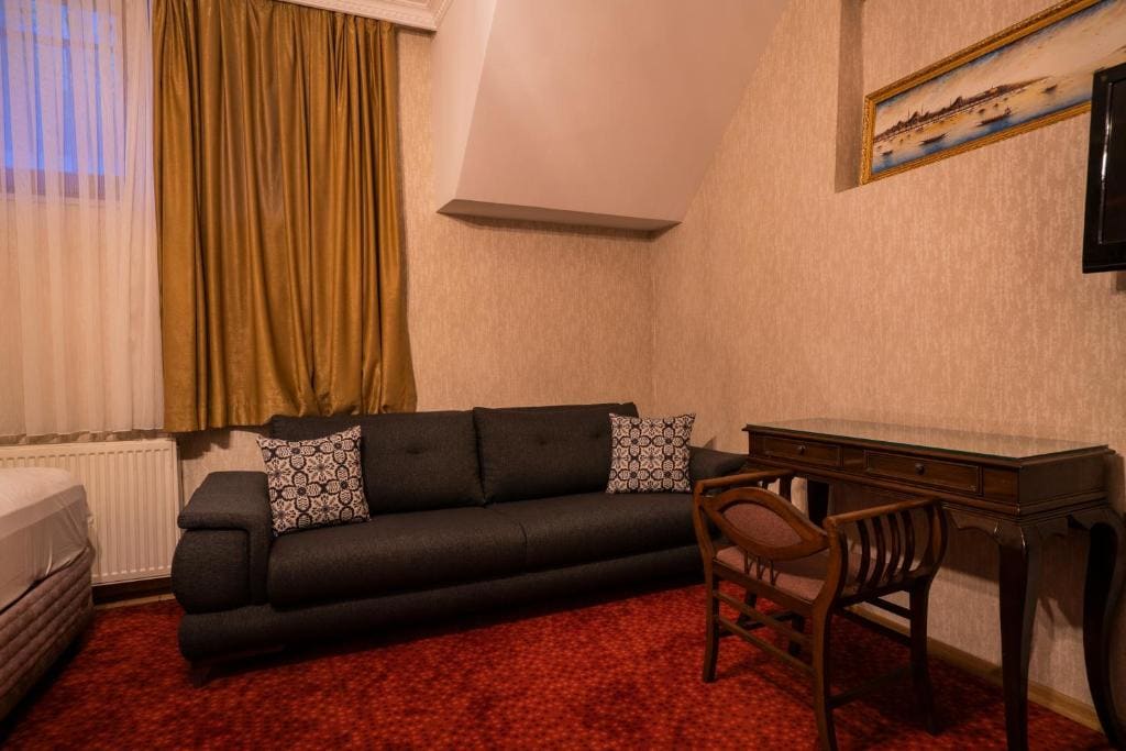 Family Room room - Image 3