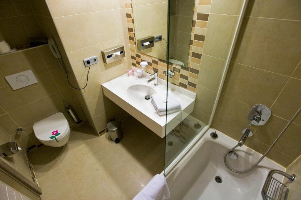 Standard Double or Twin Room (2 Adults + 1 Child) room - Image 1