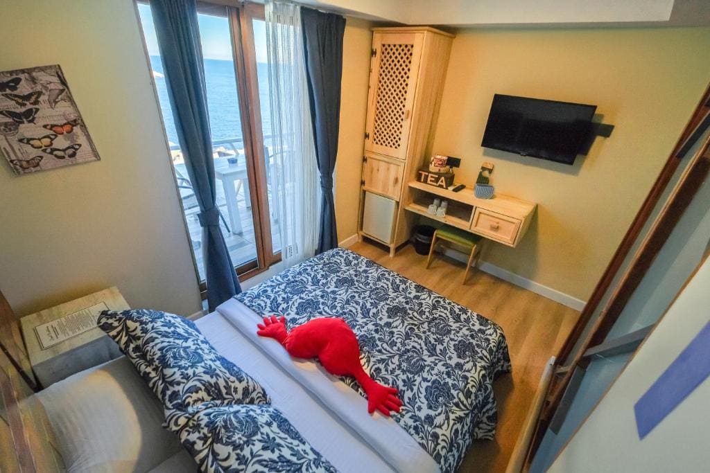 Double Room with Balcony and Sea View room - Image 3