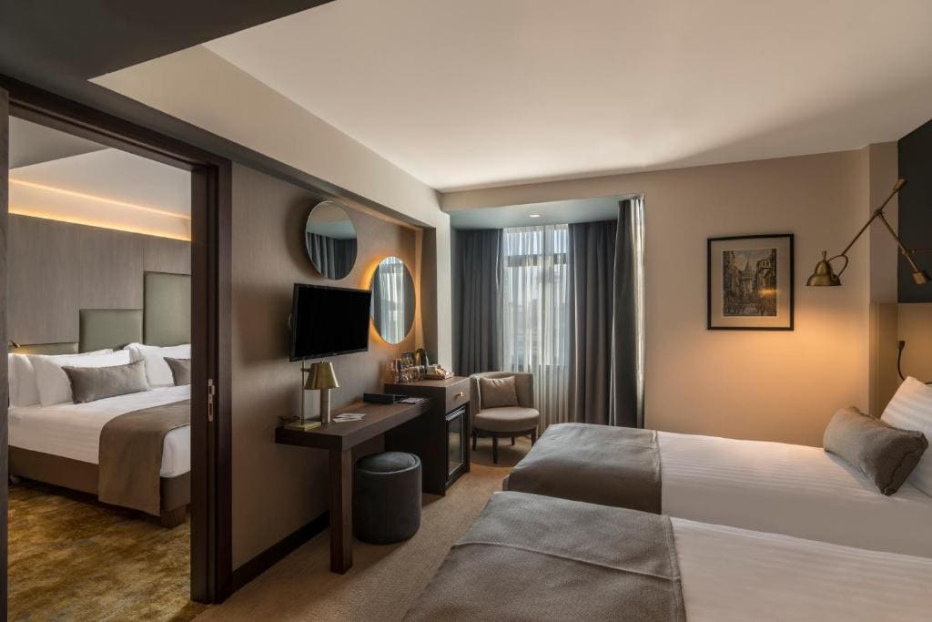 Deluxe Family Suite room - Image 2