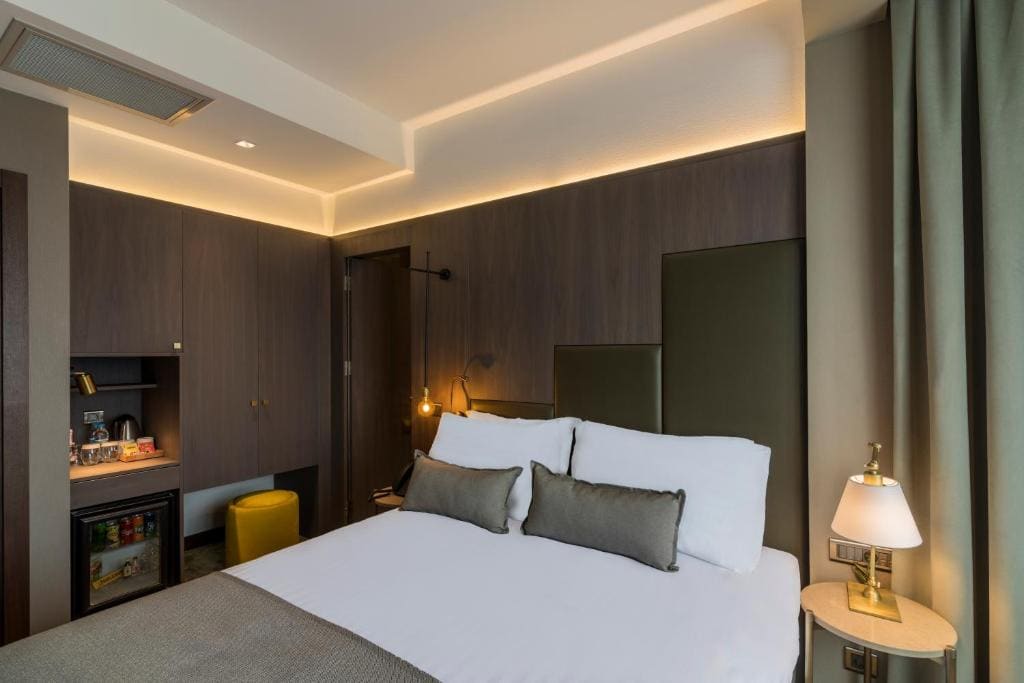 Deluxe Queen Room room - Image 3