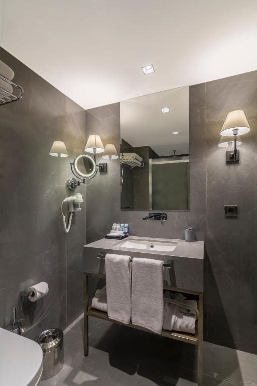 Deluxe Double or Twin Room with Balcony room - Image 3