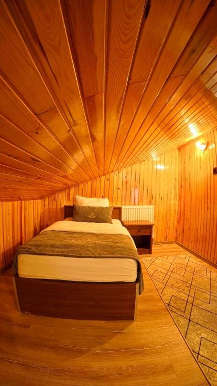 Economy Quadruple Room room - Image 2