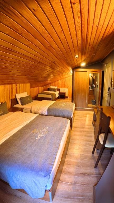 Economy Quadruple Room room - Image 1