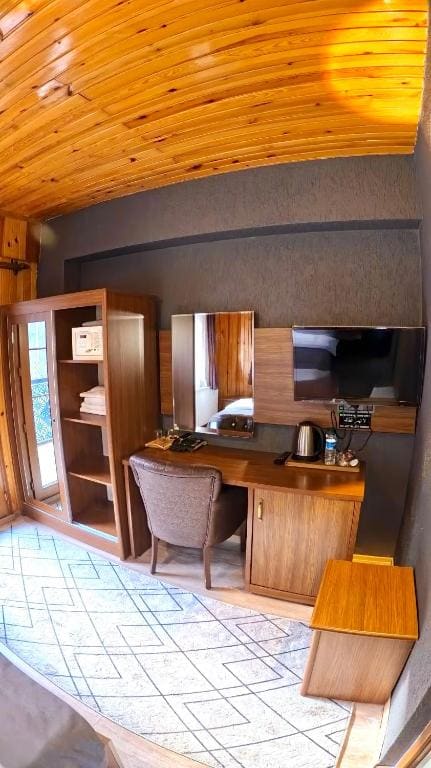 Family Room with Balcony room - Image 3