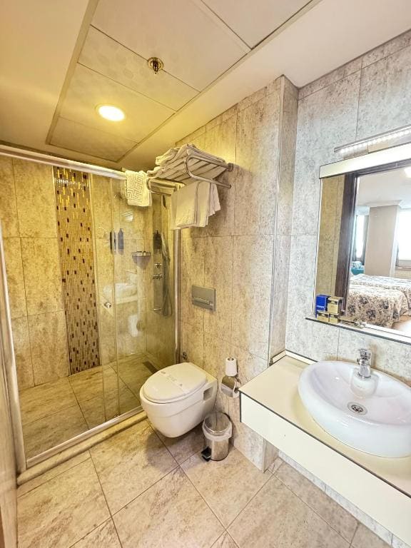 Deluxe Quadruple Room room - Image 1