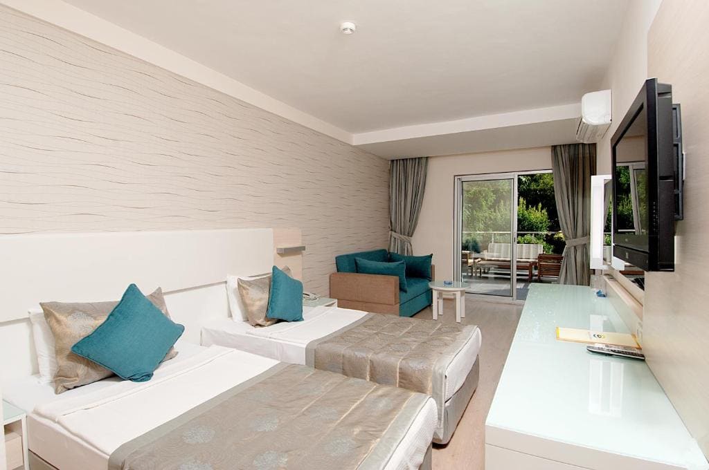 Family Room with Garden View room - Image 2