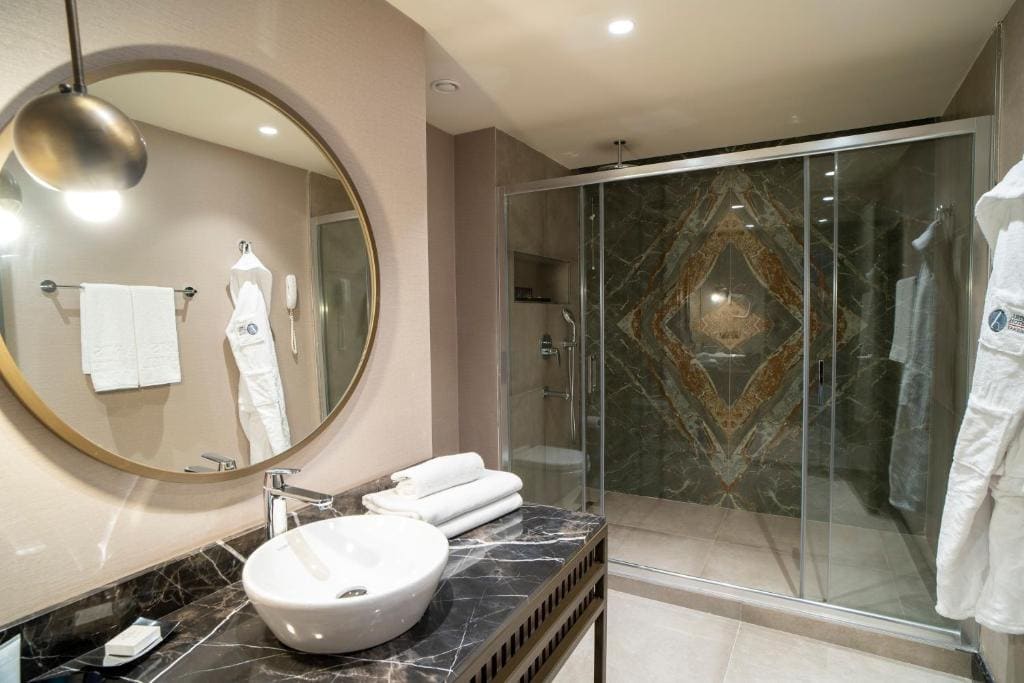 King Suite with Sea View room - Image 1
