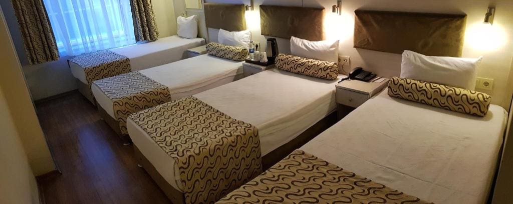 Classic Quadruple Room room - Image 3