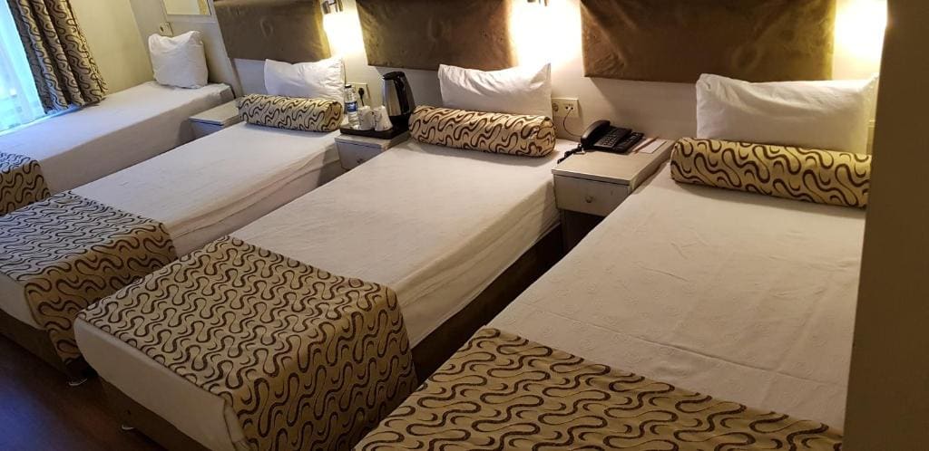 Classic Quadruple Room room - Image 2