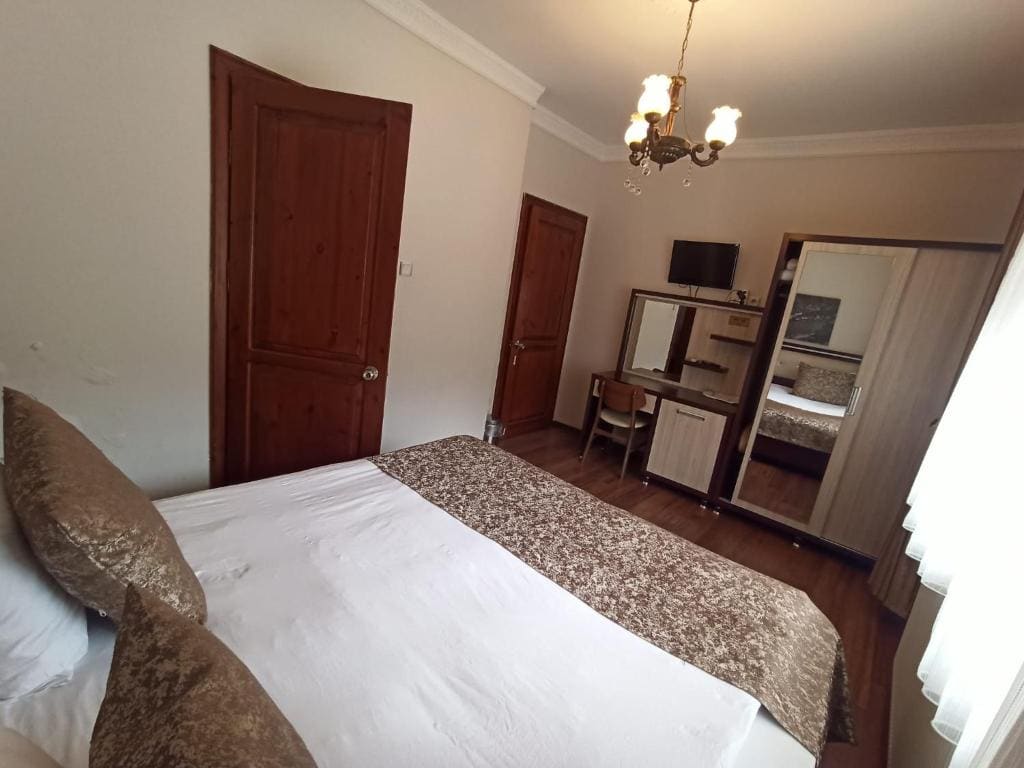 Double Room with Lake View room - Image 2