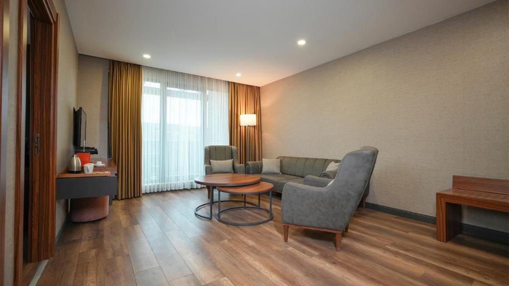 King Suite with Spa Bath room - Image 3