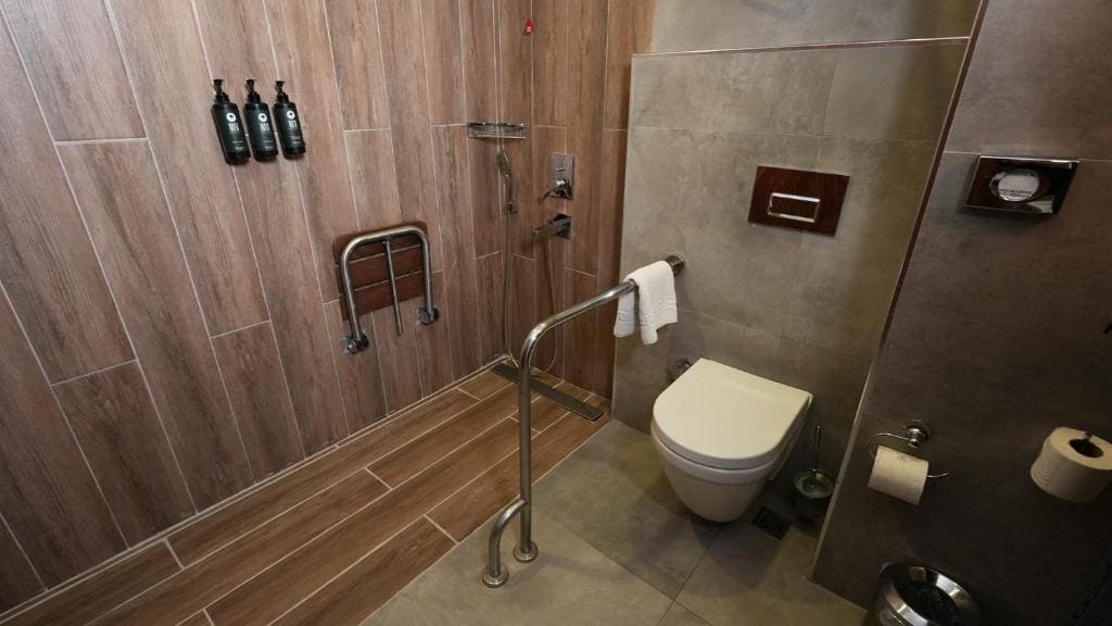 King Room with Roll-In Shower - Disability Access room - Image 3