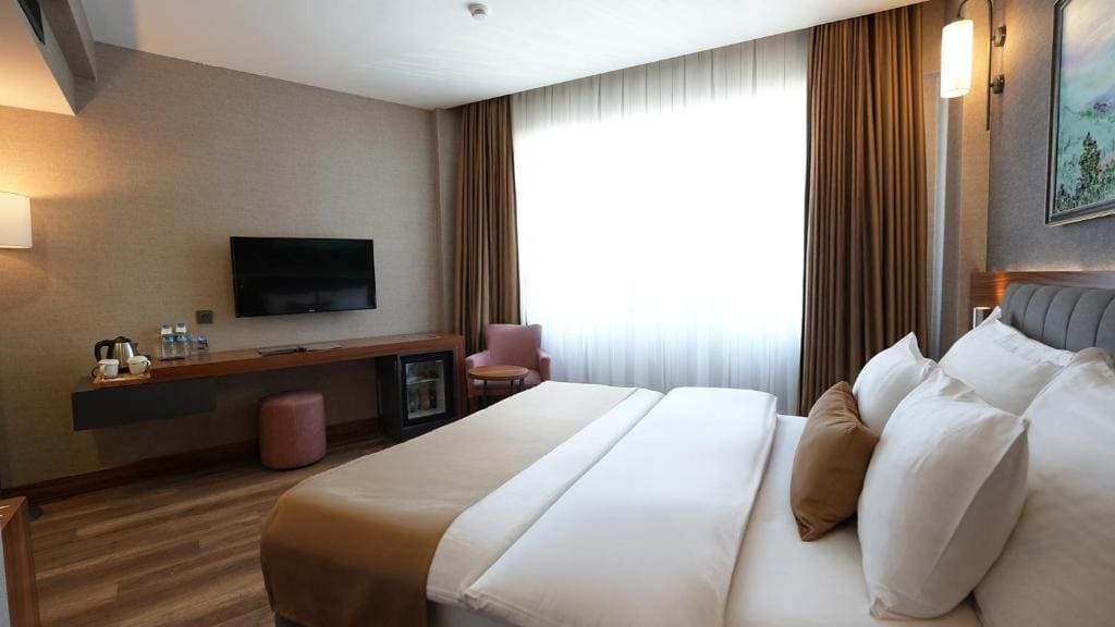King Room with Roll-In Shower - Disability Access room - Image 2
