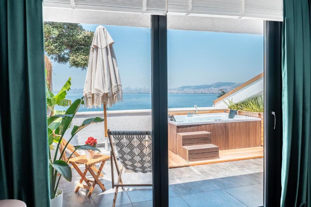 Deluxe Double Room with Balcony and Sea View room - Image 3