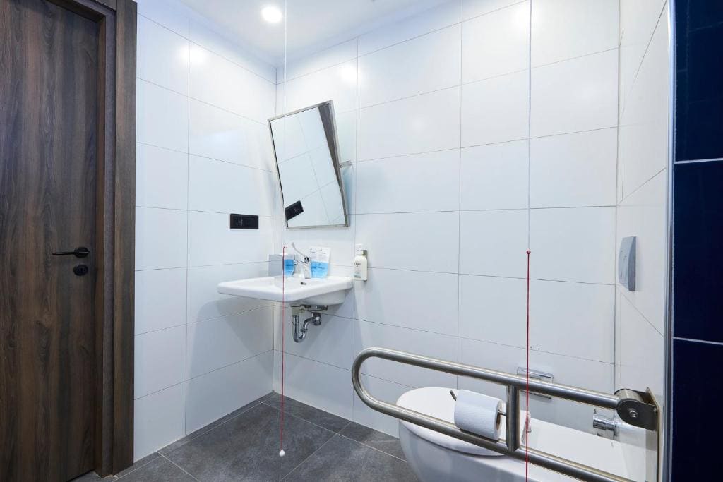 Standard Queen Room - Accessible/Smoking room - Image 1
