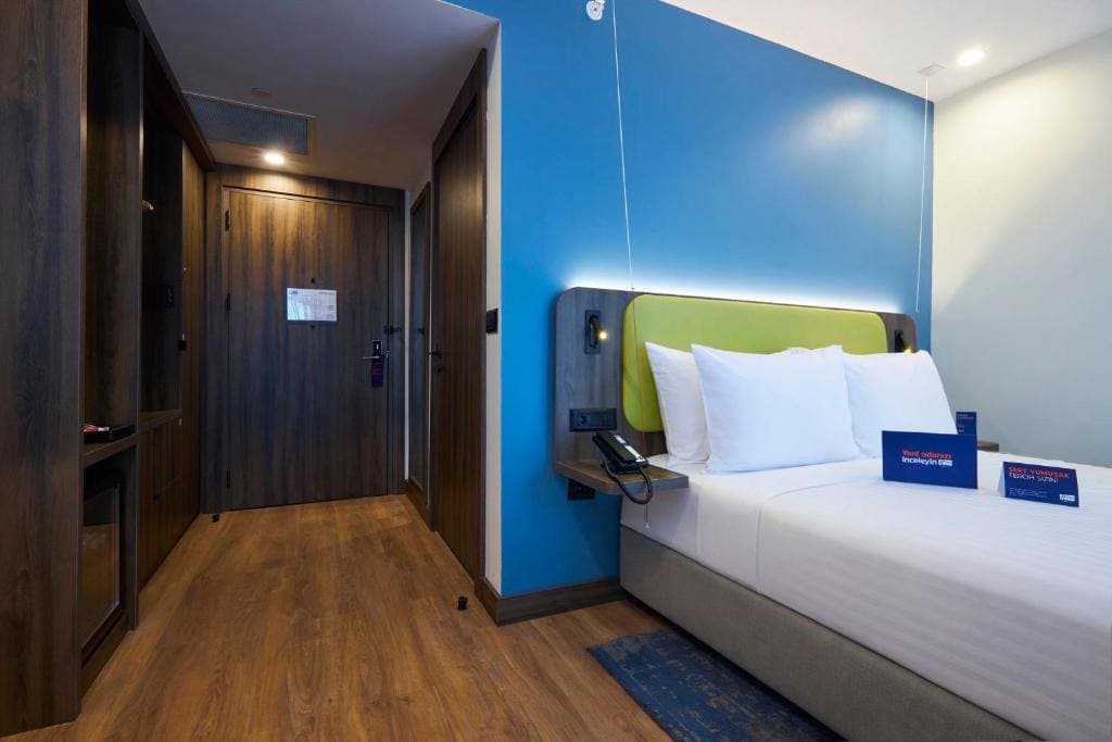 Standard Queen Room - Accessible/Smoking room - Image 2