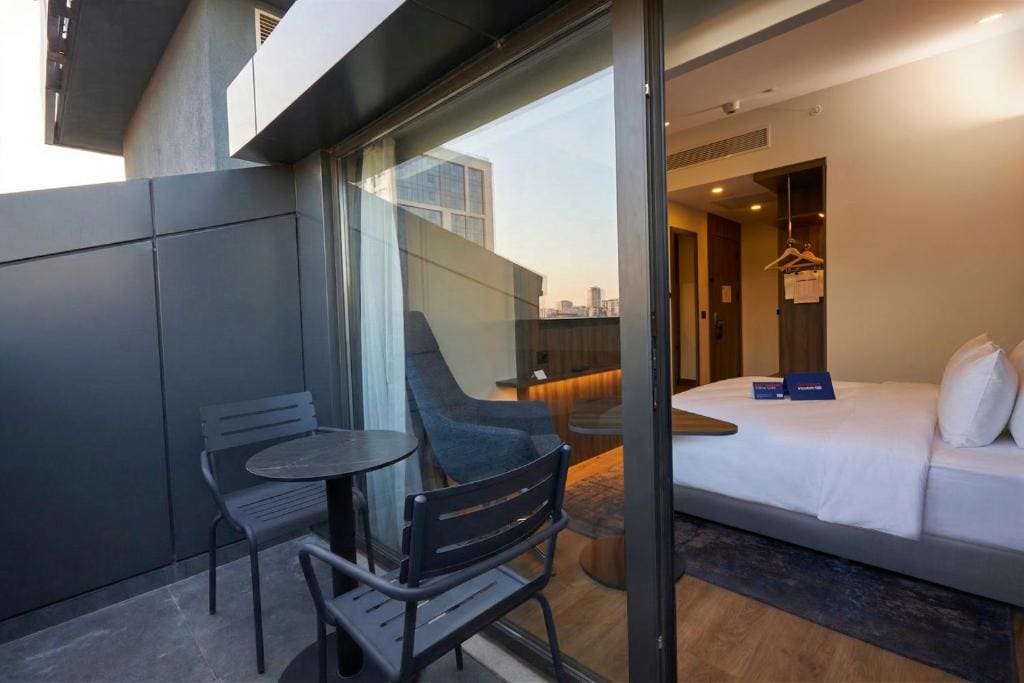 Standard Queen Room with Balcony room - Image 2