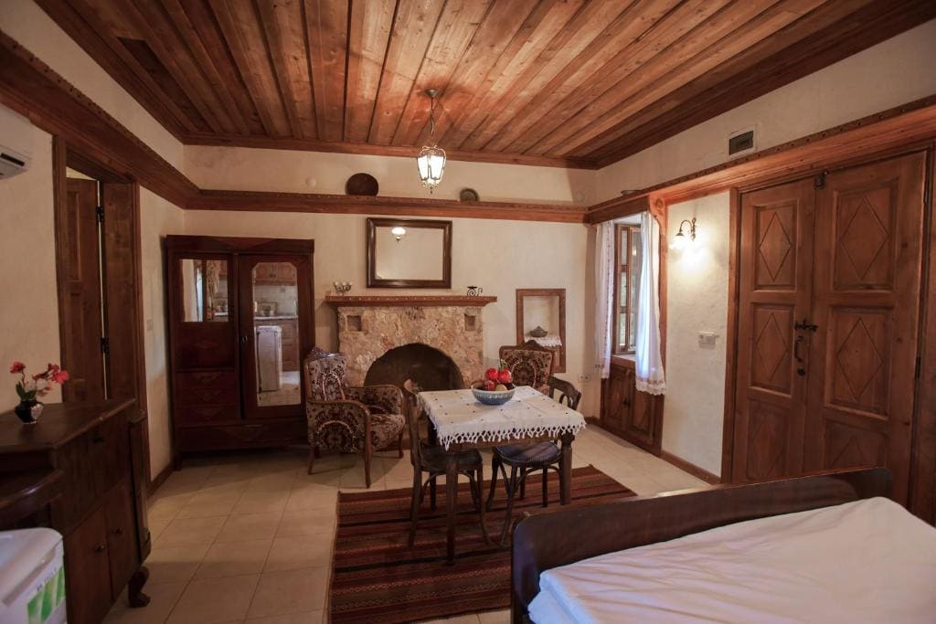 Superior Double Room with Kitchennette room - Image 3
