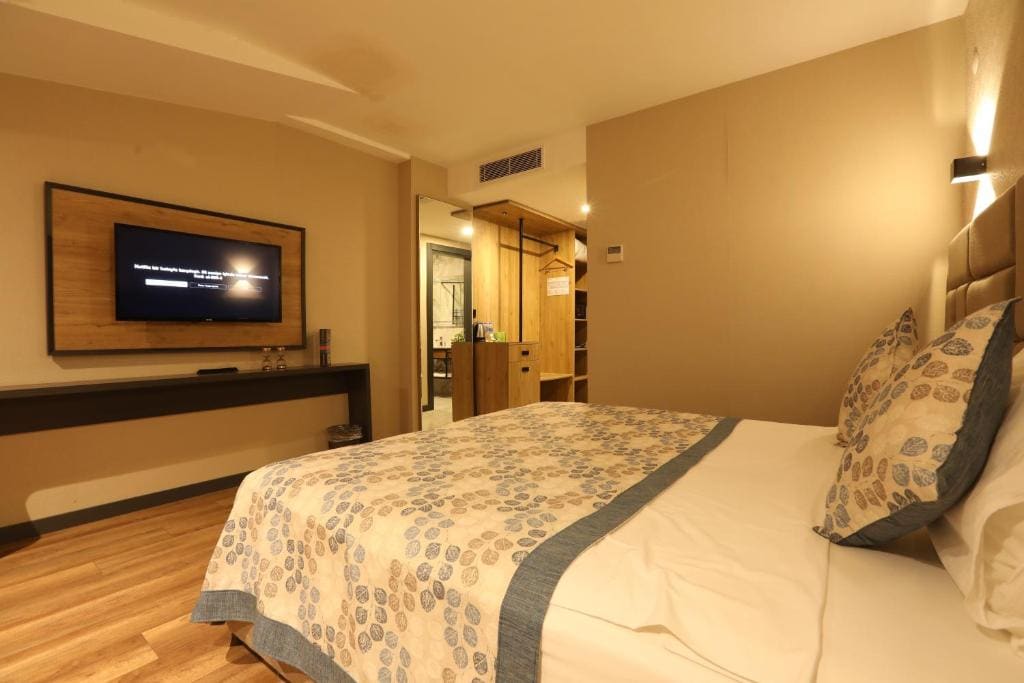 Suite with Hot Tub room - Image 1