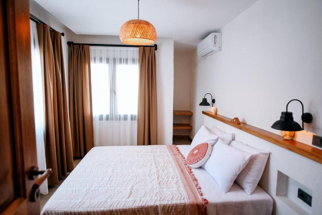 Double Room with Balcony room - Image 2