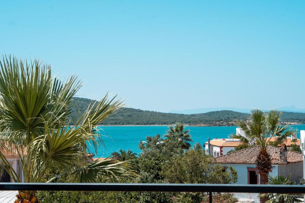 Deluxe Double Room with Balcony and Sea View room - Image 3