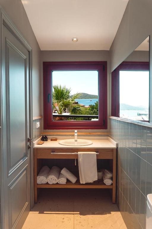 Deluxe Double Room with Balcony and Sea View room - Image 2