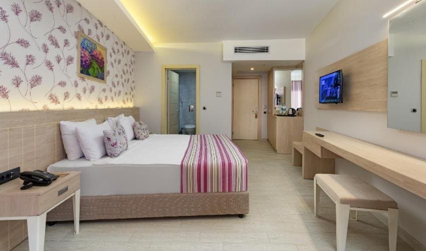 Double Room with Pool View room - Image 2