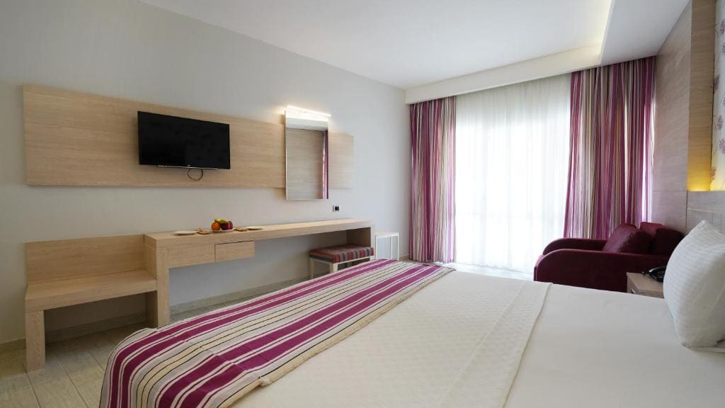 Double Room with Pool View room - Image 1