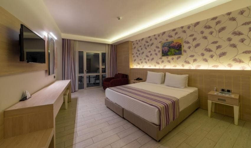 Double Room with Pool View room - Image 3