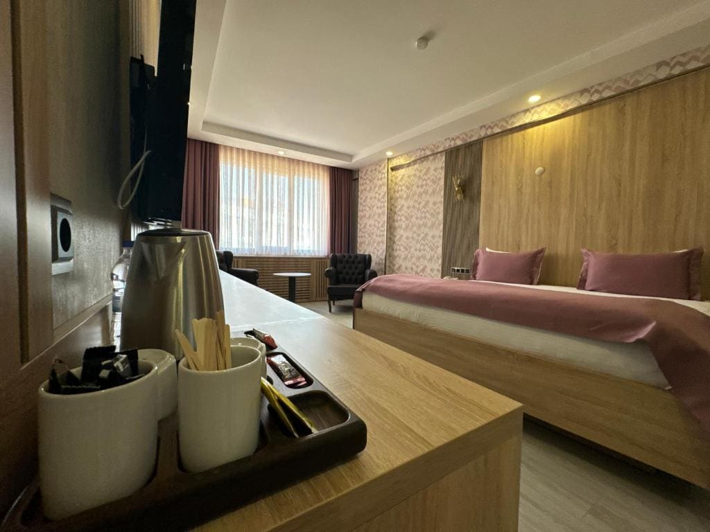 Queen Suite with Spa Bath room - Image 2