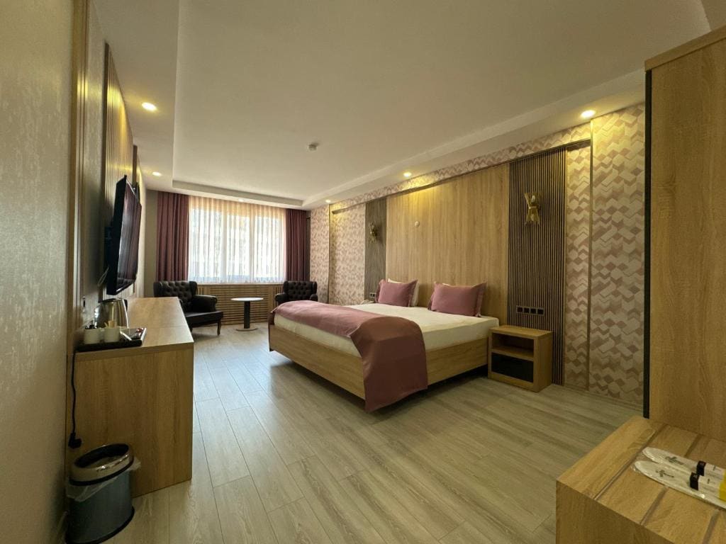 Queen Suite with Spa Bath room - Image 1