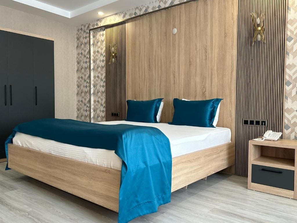 King Suite with Spa Bath room - Image 2