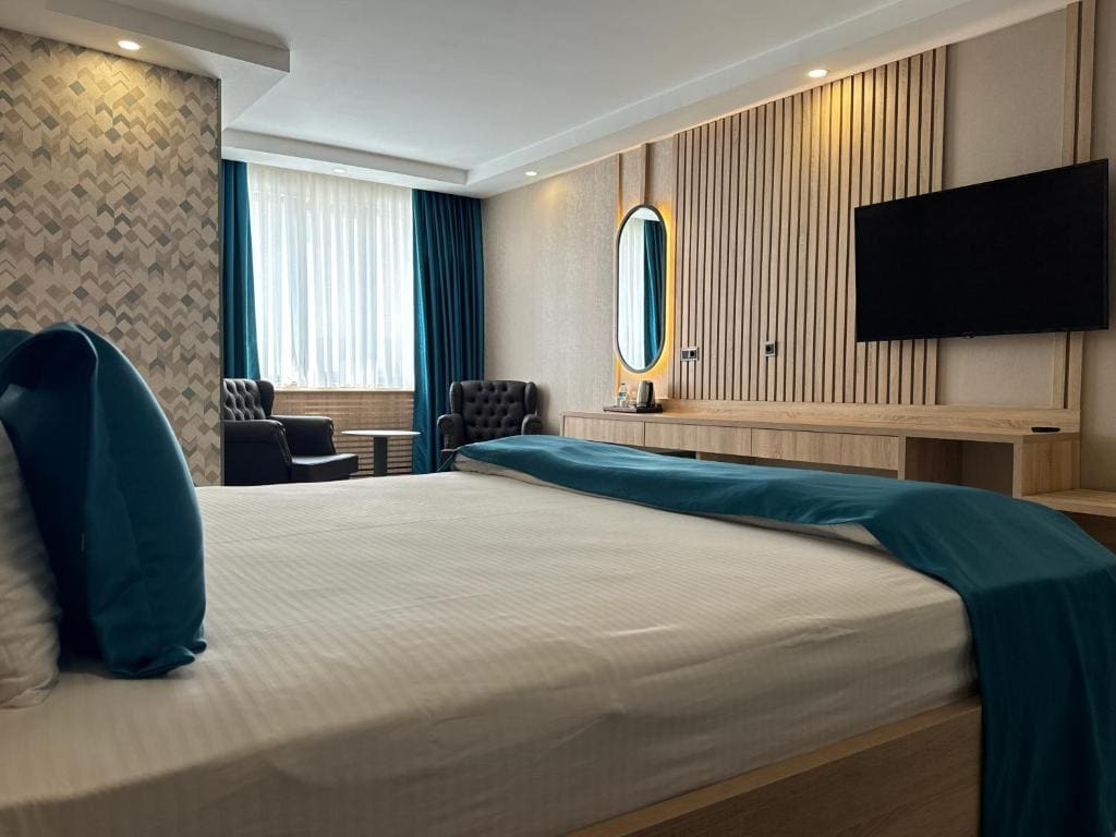 King Suite with Spa Bath room - Image 1
