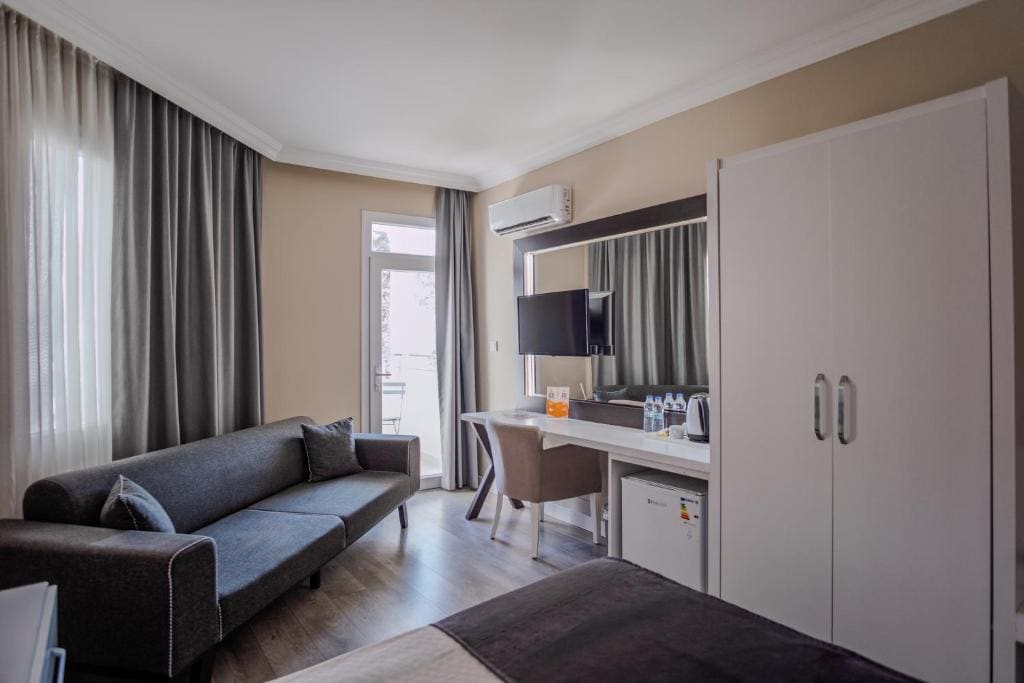 Double Room with Sea View room - Image 3